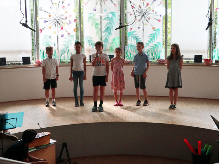 Kinder der 3 Ar trugen unser Mosaik-Lied als Gedicht vor ...