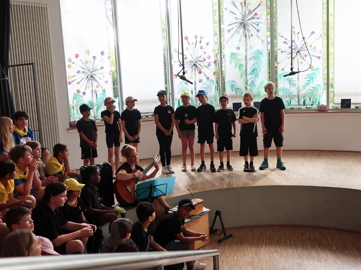 ... und Kinder der 3 Gon halfen uns beim Singen des Liedes "Ciao, es war schön!"