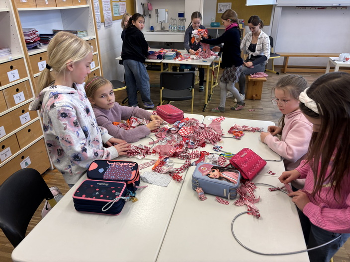Kinder, Eltern und Lehrkräfte arbeiteten fröhlich und konzentriert zusammen und ...