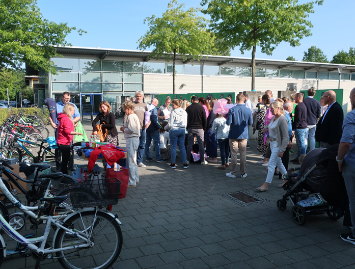 Während der ersten Stunde warten die Eltern auf dem Schulhof.