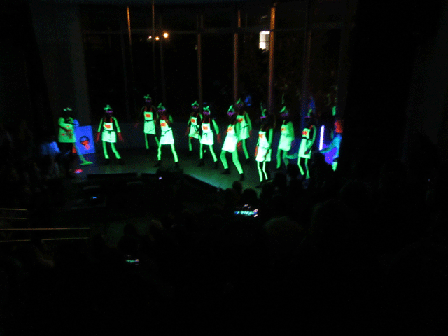 Schwarzlicht-Tanz ...