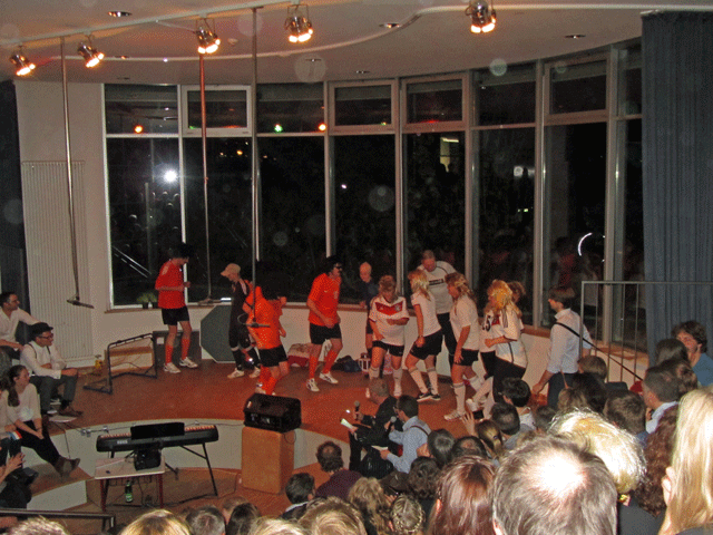 Eltern der 4 Ams stellen uns am Spiel Deutschland-Holland ...