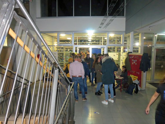... an der Kasse werden die letzten Eintrittskarten verkauft und ...