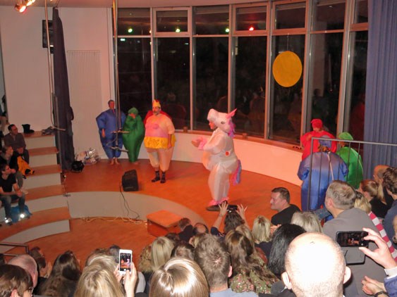 Die 4 Schoe kommt bunt, vollschlank auf die Bühne, und weil es mit dem Ballett nicht klappt ...