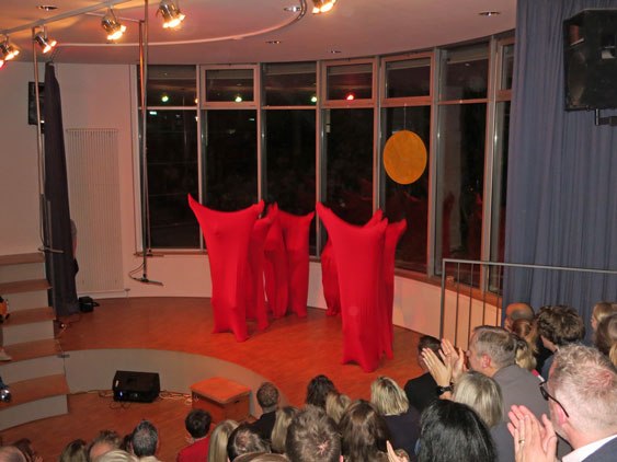Elegant präsentiert die 2 Beur den Gummibär-Tanz, ....