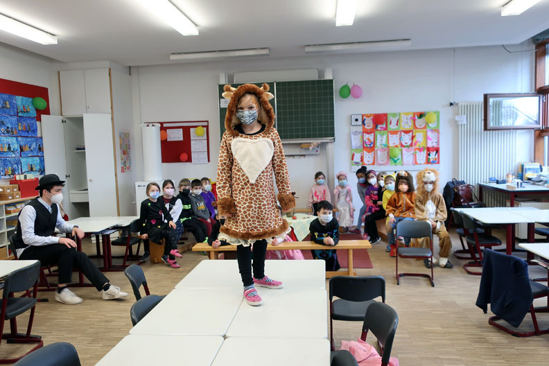 Die Kinder der 1 Wie beim Vorführen ...