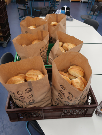 ... für das Frühstück der Klassen vorbereitet.