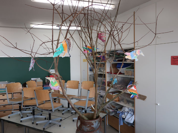 .... Eine Baum mit bunten Papier-Raben gestalten