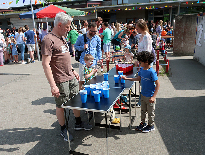 Gleich daneben konnte man sich bei der 1 Kek beim Bon-Pong versuchen.
