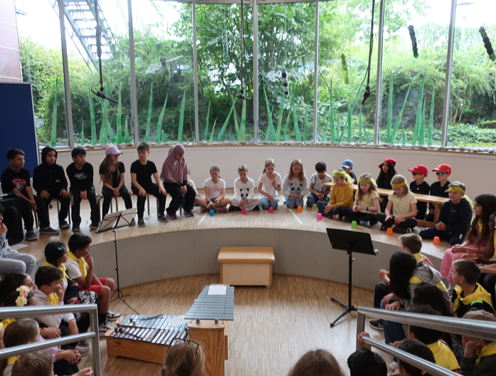 Zu Beginn brachte uns die Klasse 3 Brau  mit Percussion  ...