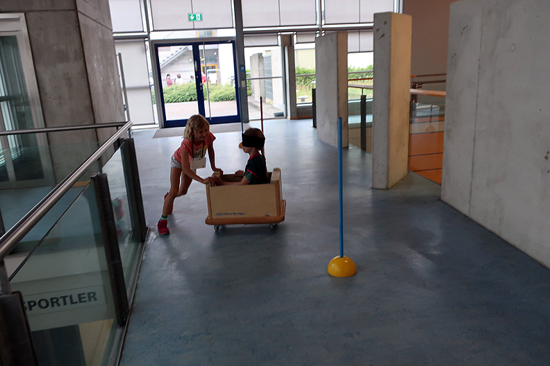 In der Turnhalle ist bereits oben die erste Station ....