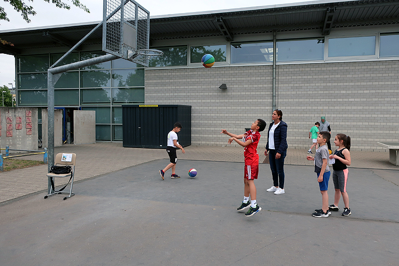 Zielwerfen mit Basketball,