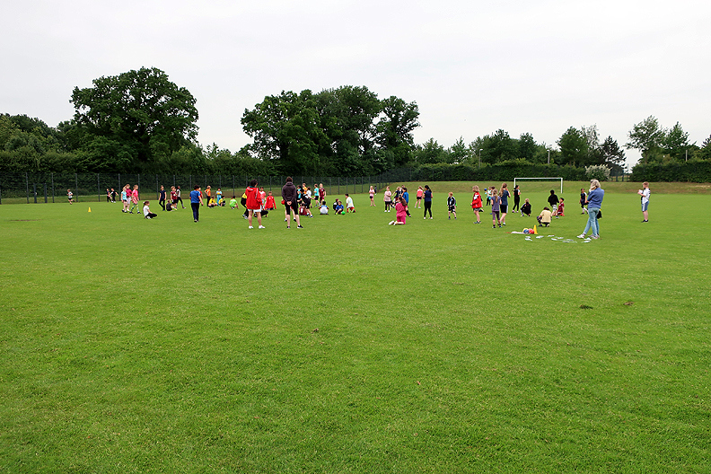Sportplatz, wo die Drittklässler zuerst Zombieball spielen und ....