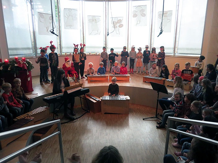 Die Klasse 2 Hes singt und spielt ...