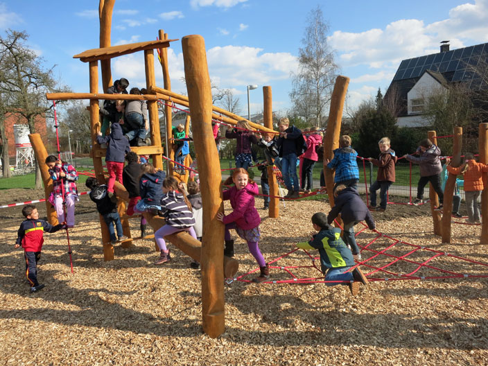 Spiel-Kletter-Anlage neben dem Spielplatz seit 2013