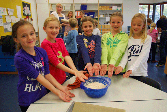 Erntedankfest 2014 - Brot backen 9b