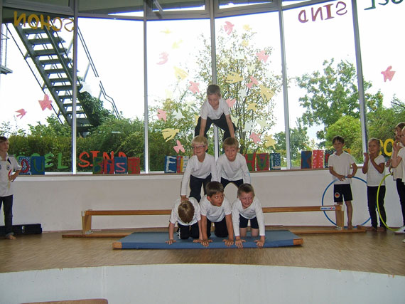 Einschulung 2011 Akrobatik der Zweitklässler