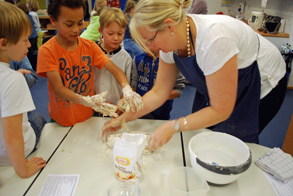 Erntedankfest 2014 - Brot backen 2