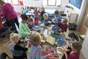 Frühlingsprojekt 2015 - Pappteller_Aquarium1