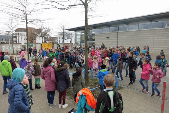 Frühlingsprojekt 2015 - Tanz_Schulhof_3